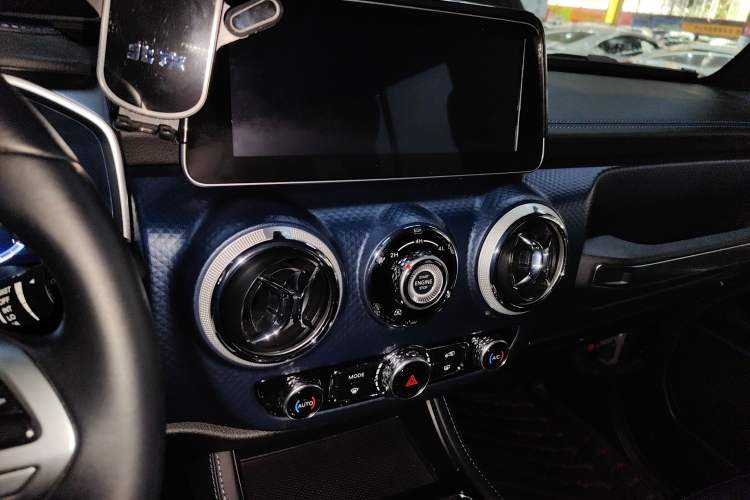 Used BAIC Off-Road BJ40 2020 2.0T Automatic Four-Wheel Drive Urban Hunter Edition Chivalrous Type Center Console