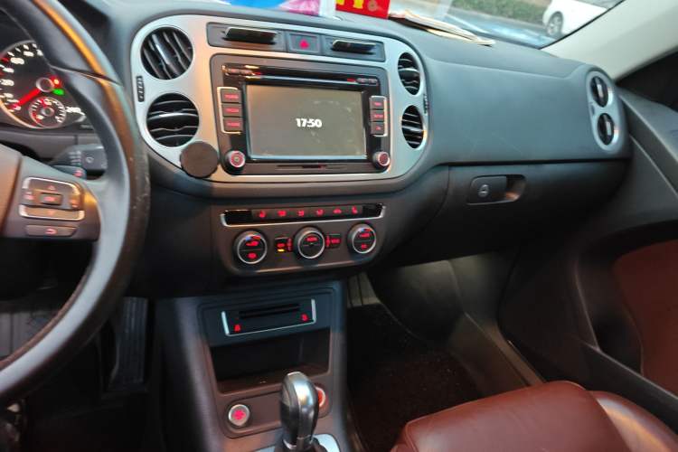 Used Volkswagen Tiguan 2015 1.8TSI Automatic Two-Wheel Drive Luxury Model Audio And AC Panel