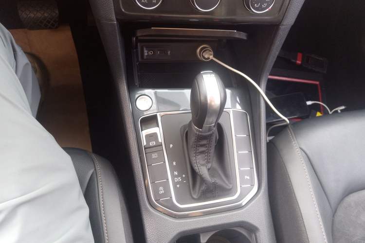 Used Volkswagen Golf Sportsvan 2018 280TSI Automatic Luxury Model Gear Lever