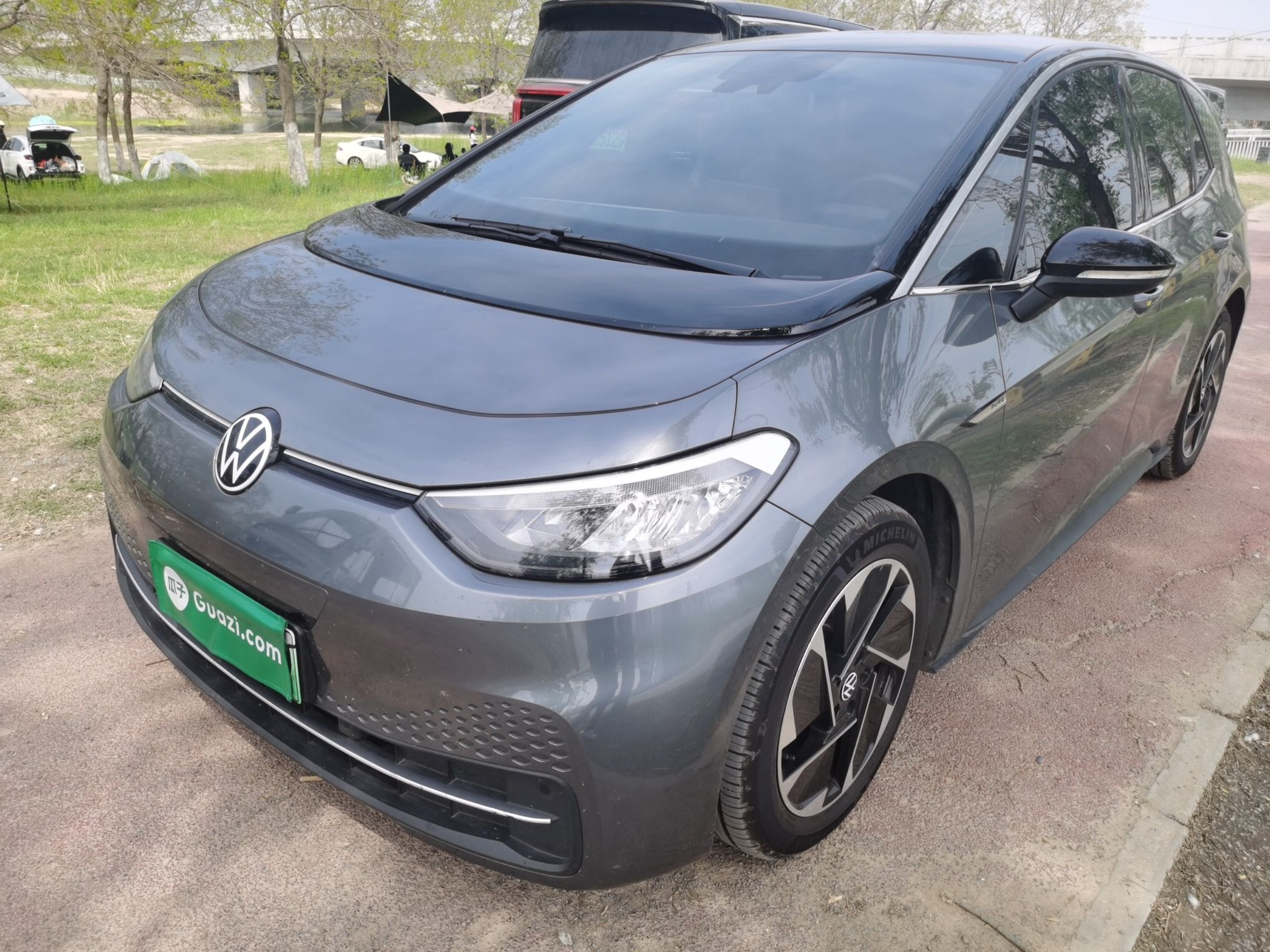 Под передней частью автомобиля