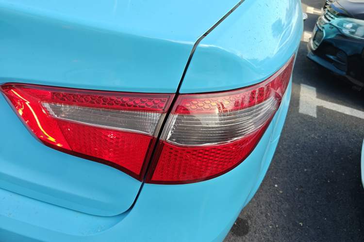 Used Kia K2 2012 Sedan 1.4L MT GLS Commemorative Edition
