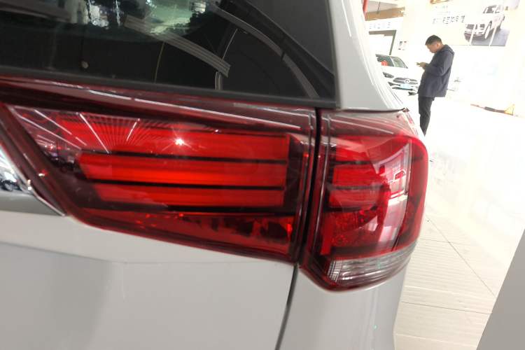 Used Mitsubishi Outlander 2018 2.0L Two-Wheel Drive Glory Edition 5 Seats