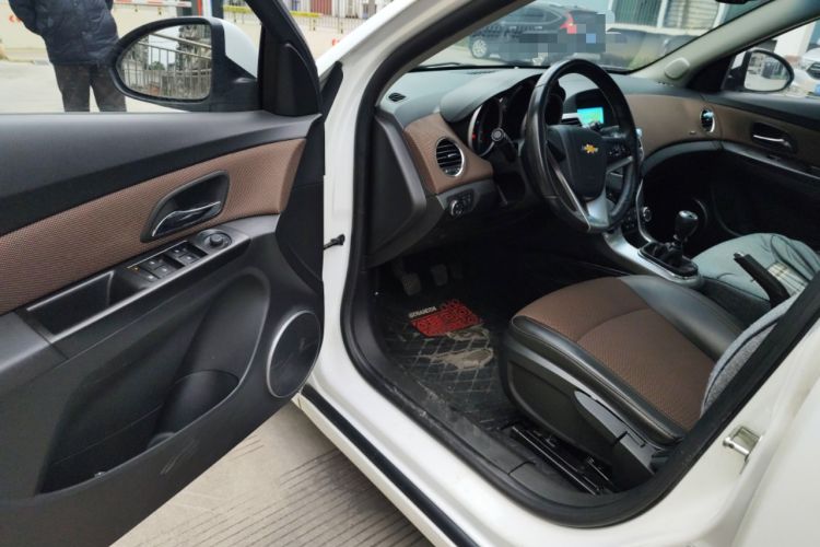 Used Chevrolet Cruze 2013 Hatchback 1.6L Manual Luxury Model
