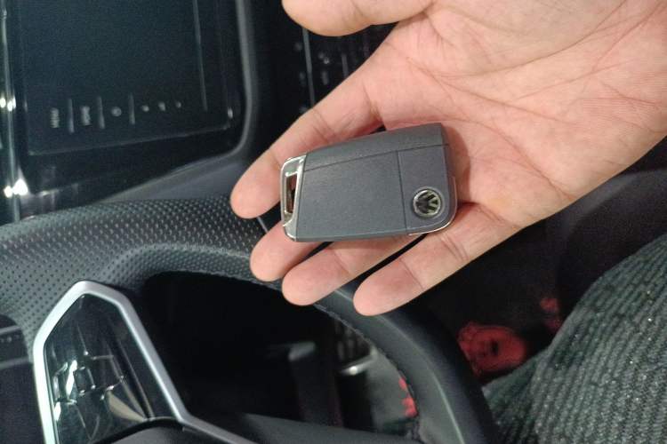 Used Volkswagen Tiguan L 2019 Revised 330TSI Automatic Two-Wheel Drive Smart & Luxury Edition China VI Standard Interior 1