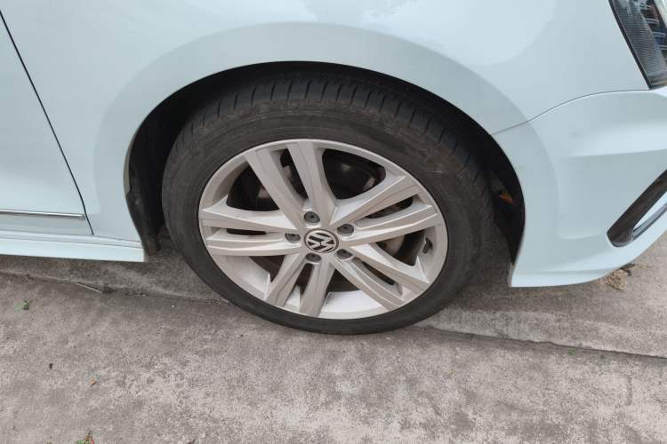 Used Volkswagen Sagitar 2018 280TSI DSG Ignite Edition Right Front Wheel Hub