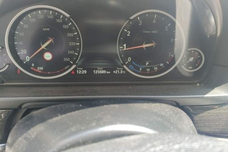 Used BMW 5 Series 2014 525Li Luxury Design Package Odometer Close Up