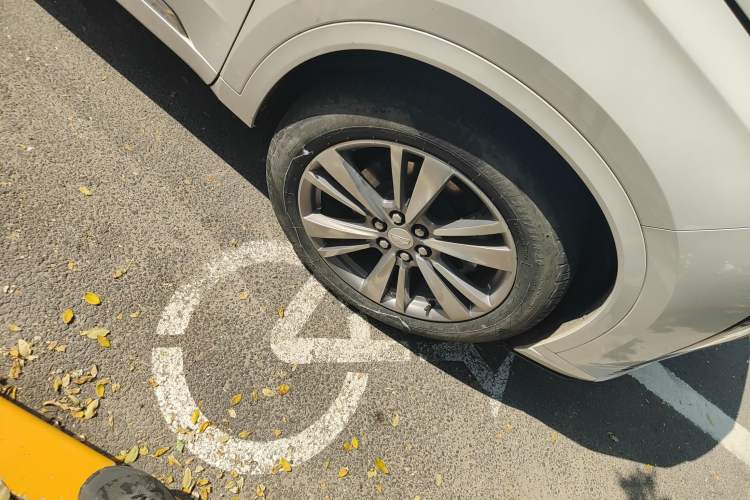 Used Cadillac XT6 2021 28T Six-Seater Four-Wheel-Drive Luxury Version Right Front Wheel Hub