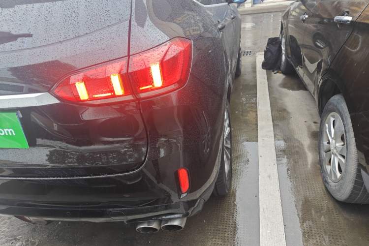 Used Wey VV6 2018 2.0T Two-Wheel-Drive Ultra-Luxury Version China V Standard Right Rear Taillight