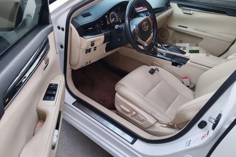 Used Lexus ES 2013 300h Elite Edition
