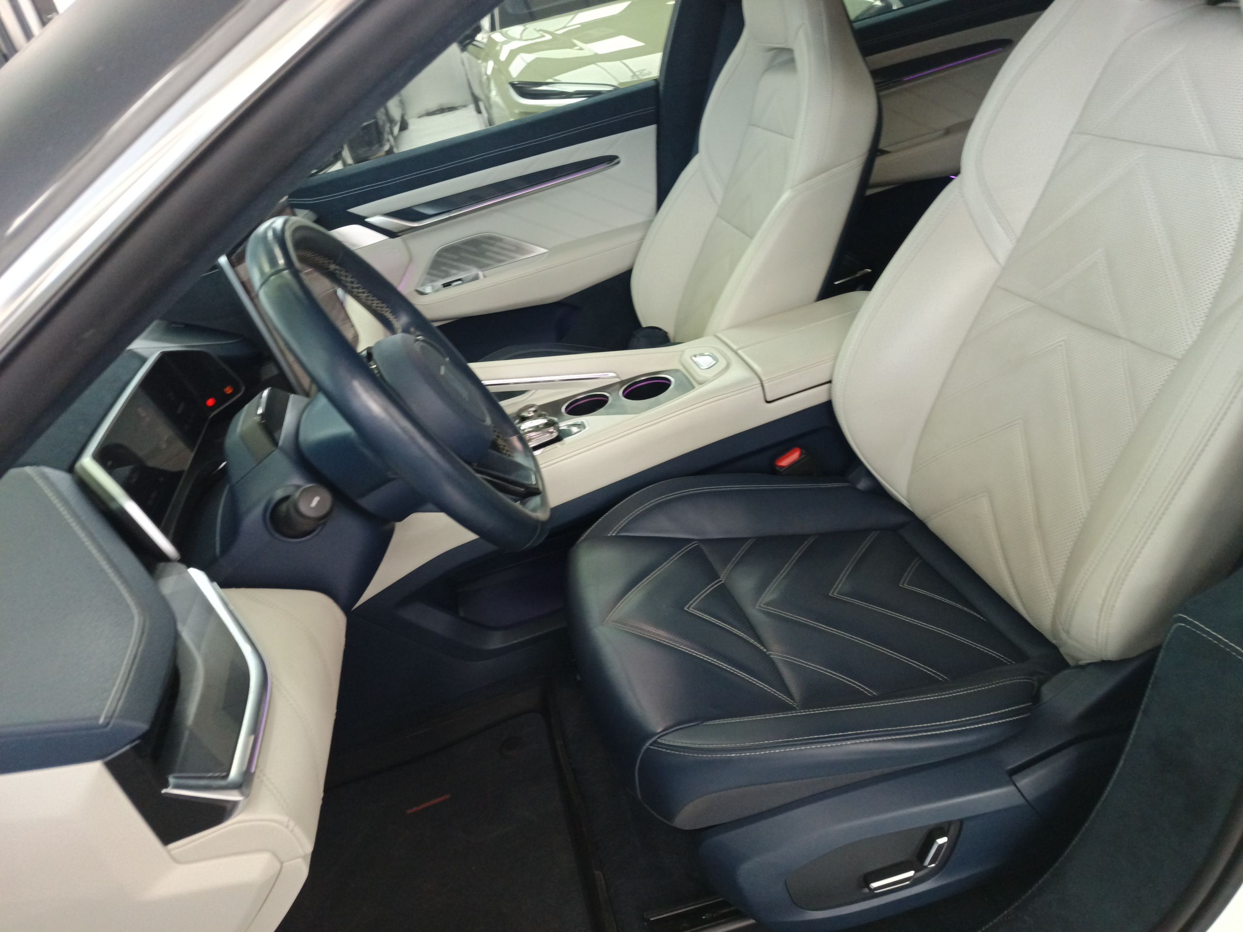 المقاعد الأمامية داخل السيارة