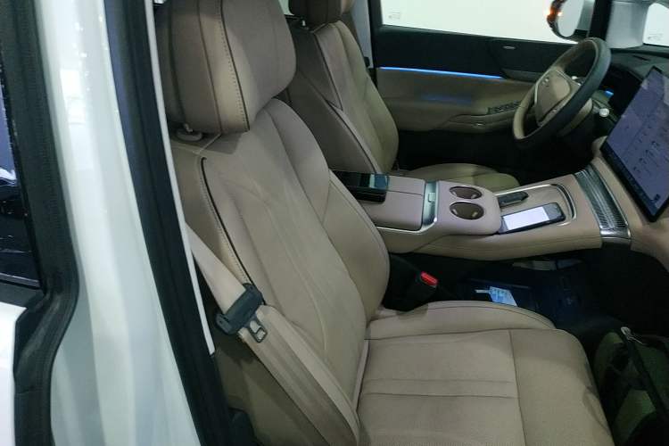 Used XPeng X9 2025 740 Ultra-Long Range Max Right Front Seat