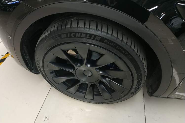 Used Tesla Model Y 2023 Long-Range All-Wheel-Drive Version