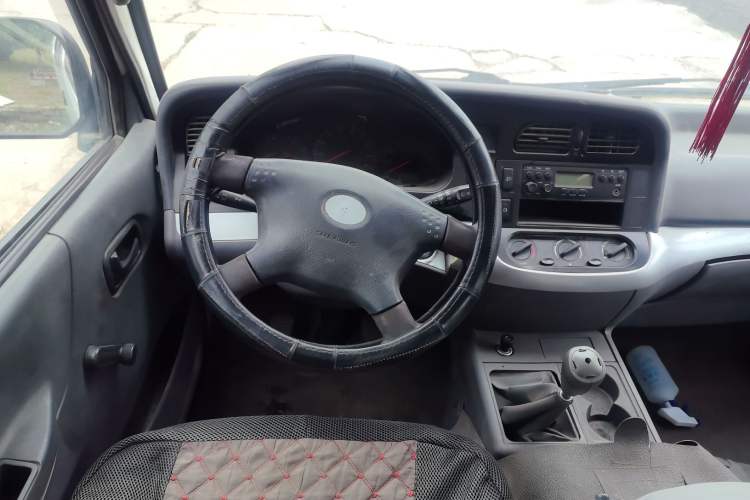 Used Jinbei Hiace 2018 2.0L Fifth-Generation Box Truck Standard Roof 2 Seats 4G19