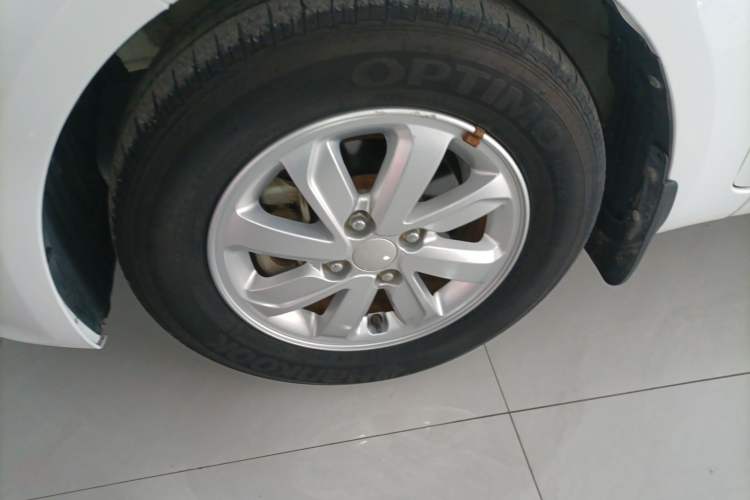 Used Kia K2 2015 Sedan 1.4L MT GLS Left Front Wheel Hub