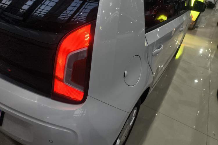 Used Volkswagen up! 2015 1.0L go high!
