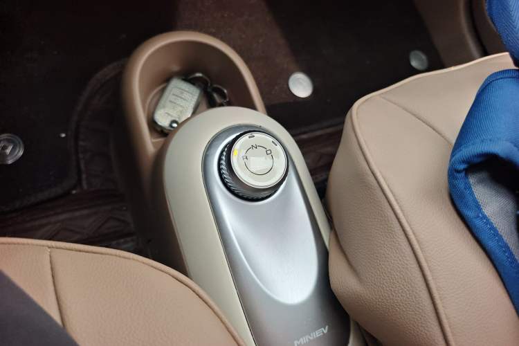 Used Wuling Hongguang MINIEV 2025 Four-Door Version Advanced Edition Gear Lever