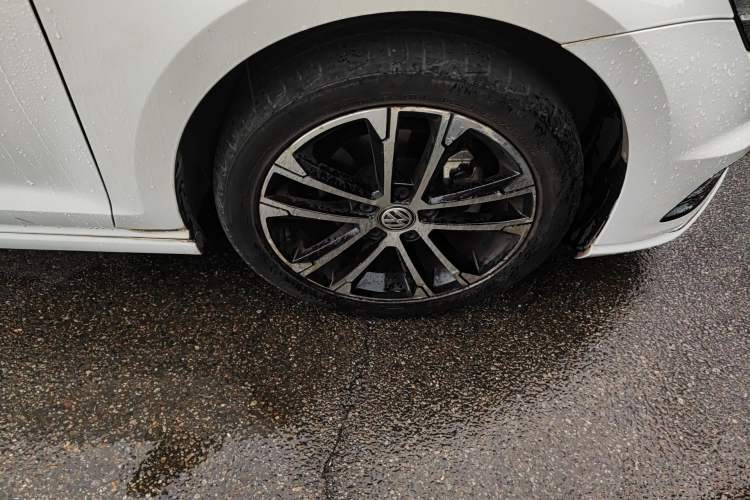 Used Volkswagen Golf 2016 1.4TSI Automatic R-Line Right Front Wheel Hub