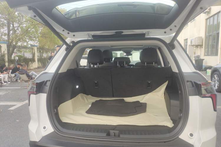 Used Chevrolet Equinox Plus 2024 102km RS Ultimate Edition Trunk