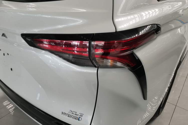 Used Toyota SIENNA 2021 2.5L Hybrid Luxury Edition Right Rear Taillight