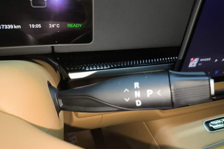 Used VOYAH Dream 2025 PHEV Four-Wheel Drive Excellence Kunpeng Edition Gear Lever