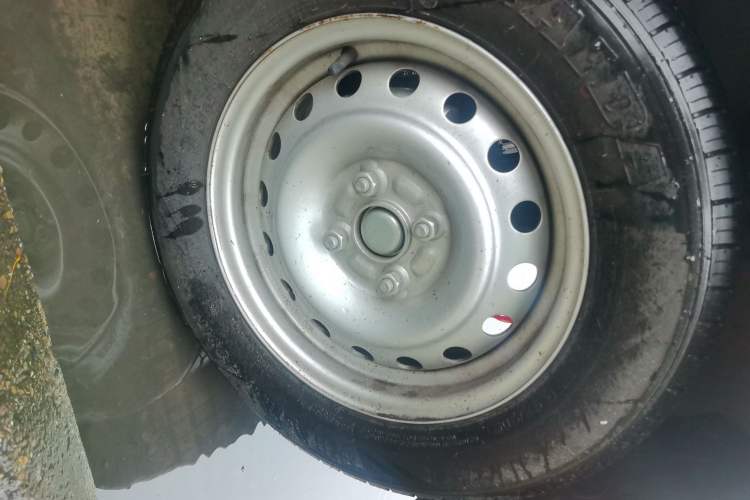 Used CHANGAN KUAYUE Xing V3 2023 1.5L Gasoline Standard Edition 2-Seat Van Right Front Wheel Hub