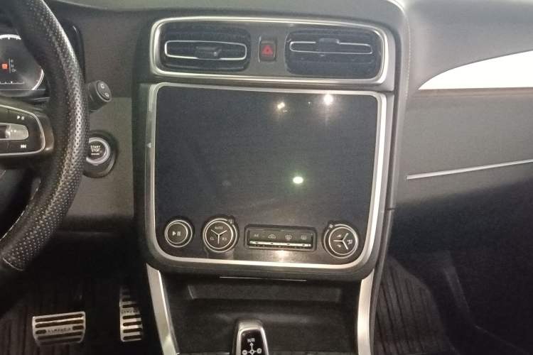 Used Lynk & Co 01 2019 2.0T Two-Wheel-Drive Pro Version China VI Standard Audio And AC Panel