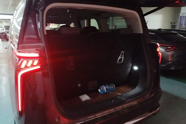 Used SAIC MAXUS G90 2022 2.0T Xingyun Seven-Seater Version Trunk