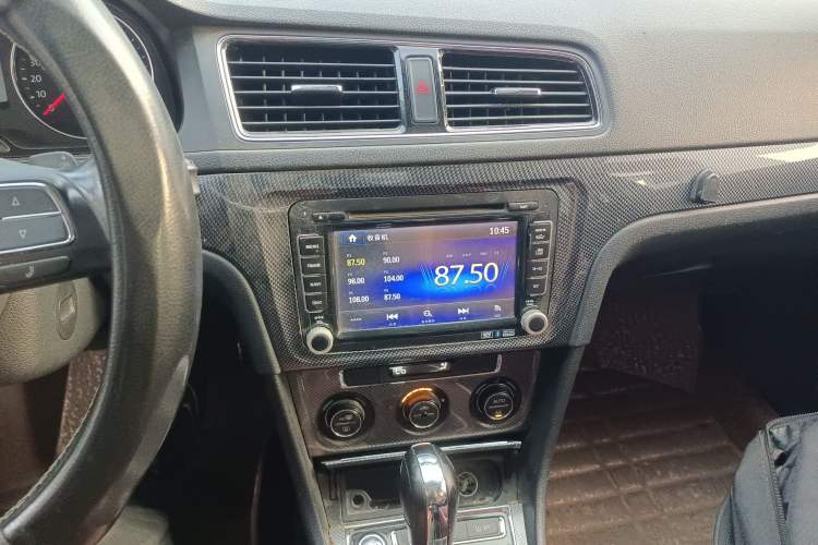 Used Volkswagen Cross Lavida 2014 1.6L Automatic Audio And AC Panel