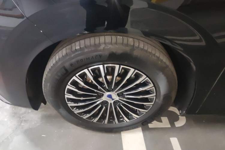 Used Denza D9 2024 DM-i 1050 Luxury Model Left Front Wheel Hub
