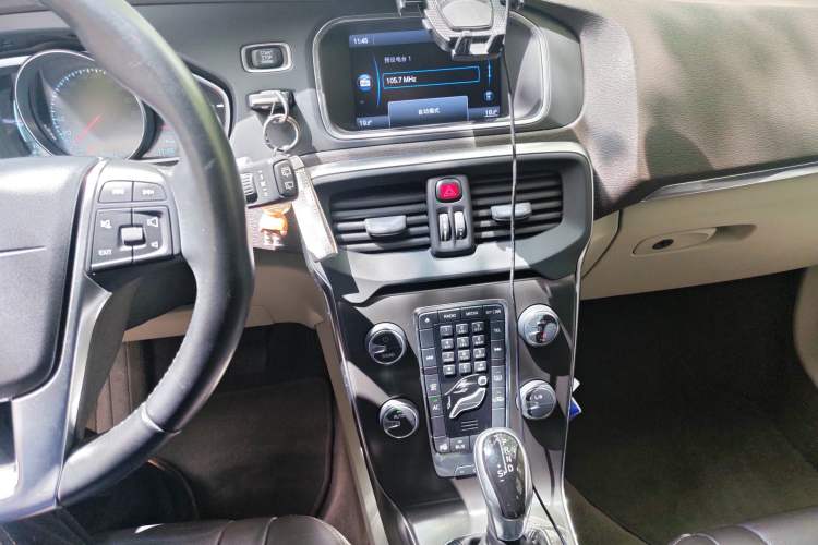 Used Volvo V40 2013 2.0T Zhiya Edition
