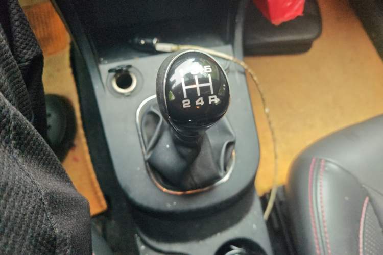 Used Dongfeng Fengon 370 2016 1.5L Manual Luxury 7-Seater Gear Lever