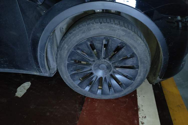 Used Tesla Model Y 2022 Rear-Wheel-Drive Version Right Front Wheel Hub