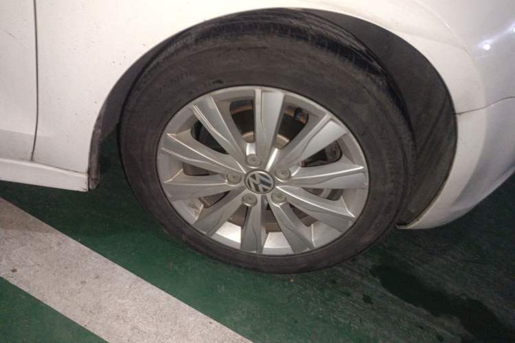 Used Volkswagen Sagitar 2014 1.6L Automatic Comfort Model Right Front Wheel Hub