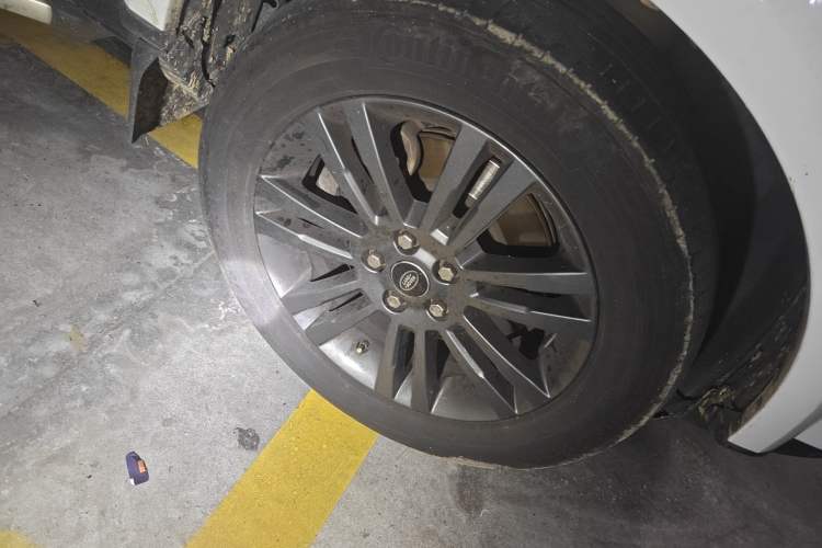 Used Land Rover Discovery 2016 3.0 SC Obsidian Black Heritage Edition HSE Right Front Wheel Hub