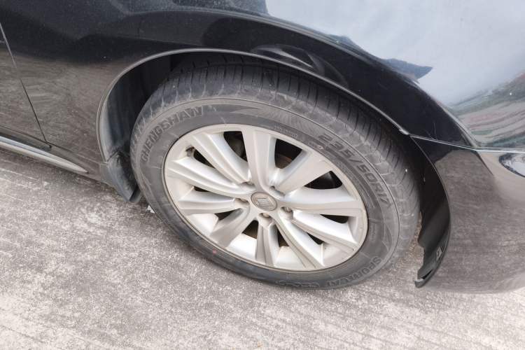 Used Toyota Crown 2011 2.5L Royal Special Edition with Leather and Sunroof Right Front Wheel Hub