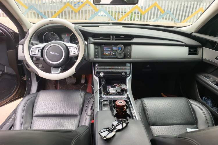 Used Jaguar XF 2016 XF 2.0T Two-Wheel-Drive Luxury Edition Center Console