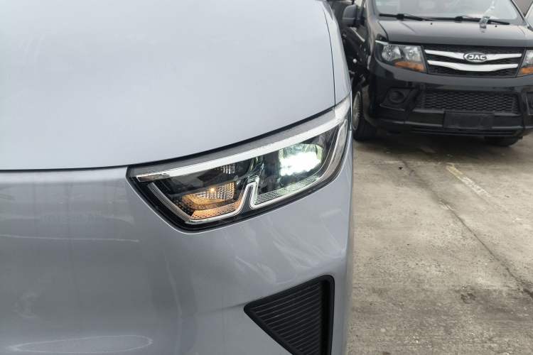 Used Wuling Yangguang 2024 300KM Comfort Version Passenger Van 75kW