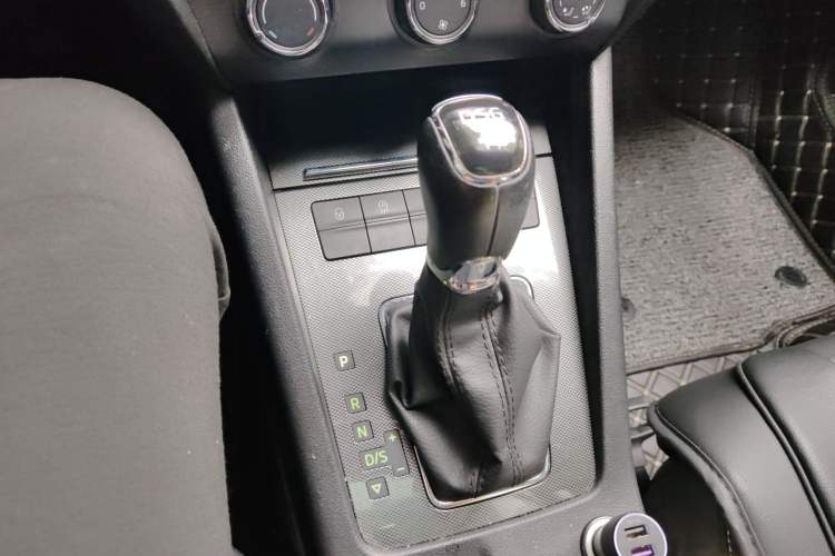 Used Skoda Octavia 2018 Station Wagon TSI230 DSG Luxury Edition Gear Lever