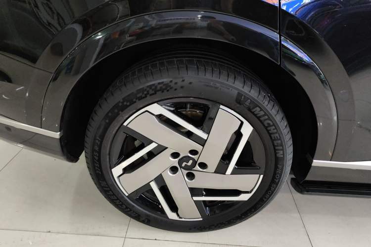 Used ONVO Luxeed L90 2025 Model—Ultra Six-Seater Version
