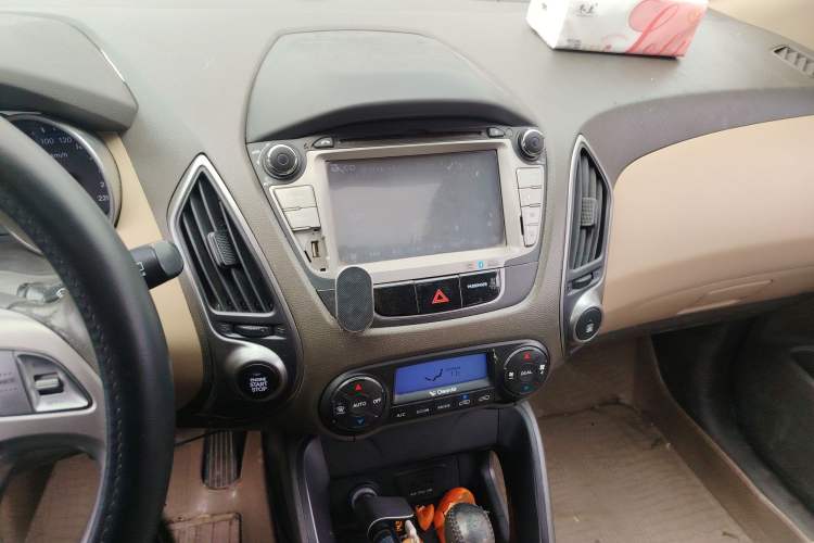 Used Hyundai ix35 2013 2.0L Automatic Two-Wheel Drive Smart GLS China IV Standard