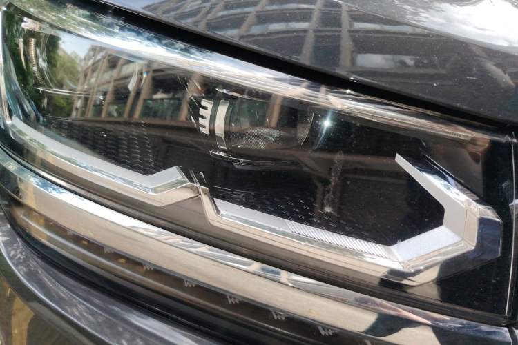 Used Volkswagen Tharu 2021 330TSI All-Wheel Drive Luxury PLUS Version Right Front Headlight