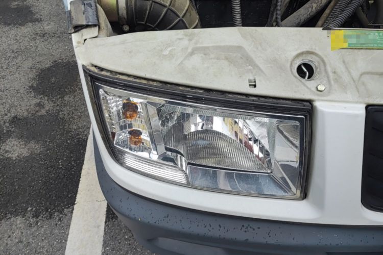 Used Iveco Daily 2020 2.5T A35 Passenger Van with Dual Tires Mid-Roof Design 5-9 Seater China V Emission Standard Right Front Headlight