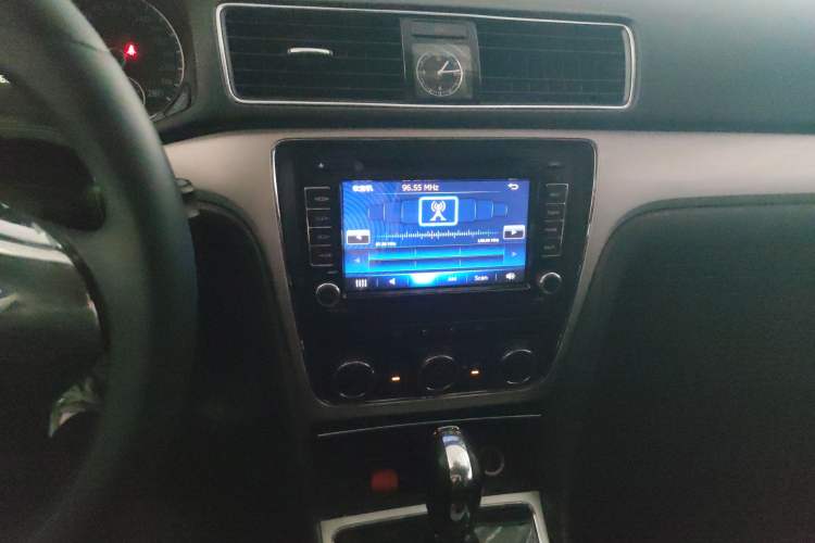 Used Volkswagen Passat 2011 1.8 TSI DSG Prestige Edition Audio And AC Panel