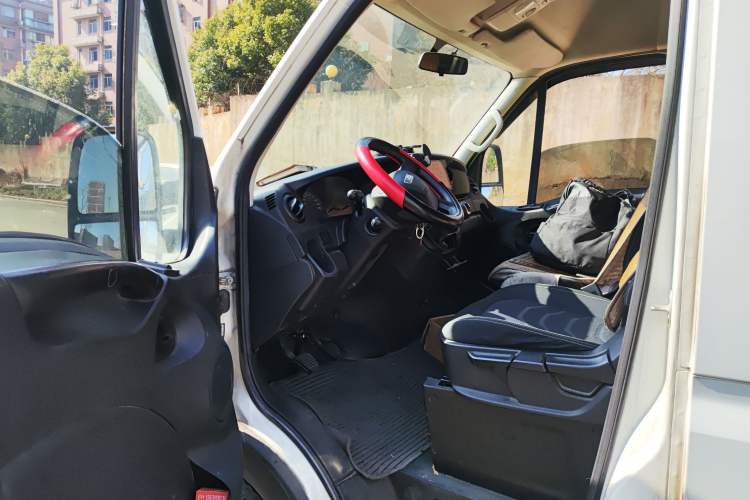 Used Iveco Eurocargo 2021 2.0T Manual Super Rui Long Wheelbase Short Overhang High Roof Side-Sliding Door F1A