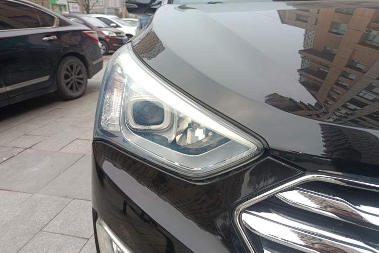 Used Hyundai Grand SantaFe 2015 2.0T 7-Seater Two-Wheel Drive Leading Edition Right Front Headlight