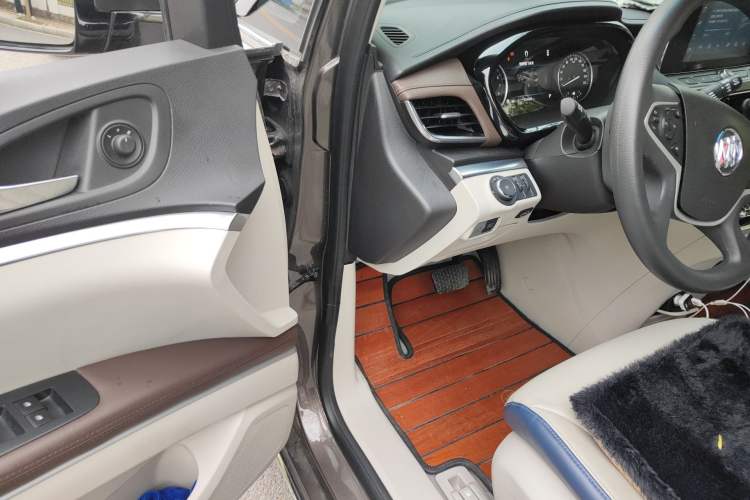 Used Buick GL8 2023 Land Executive Class Comfort Model
