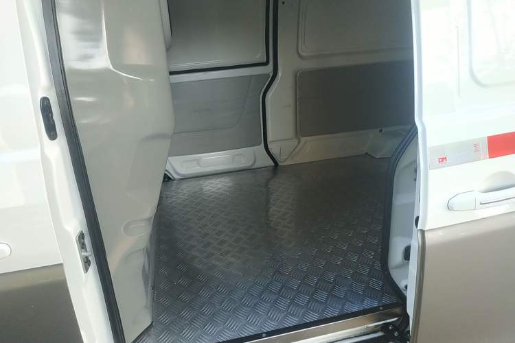 Used Jinbei New Hiace S 2023 1.5L Wealth Edition Van 2/5-Seater Non-Air-Conditioned Version SWC15M