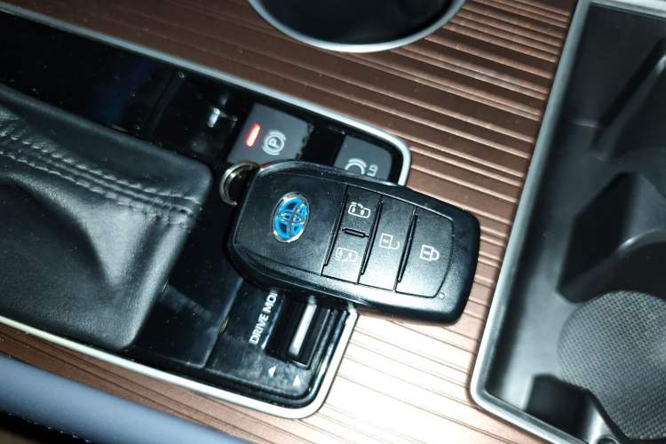 Used Toyota Granvia 2023 2.5L Hybrid Comfort Edition
