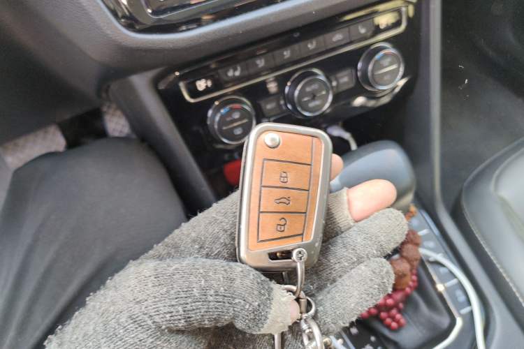 Used Volkswagen Tiguan L 2019 330TSI Automatic Two-Wheel Drive Smart Luxury Version China VI Standard
