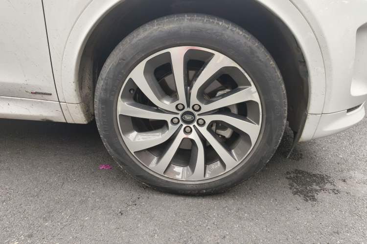 Used Land Rover Discovery Sport 2021 249 PS R-Dynamic S Performance Edition Right Front Wheel Hub